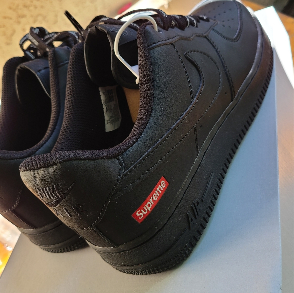 New size 9 Nike Air Force 1 supreme Black men’s shoes